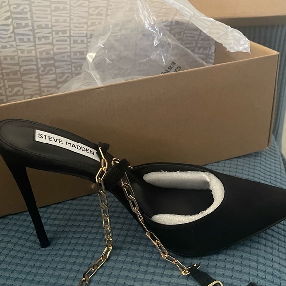 Sassy heels with gold chain - Picture 5 of 6